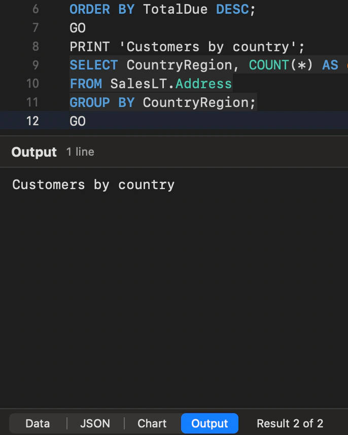 Một script T-SQL chia thành các batch bằng GO, thông báo PRINT của batch cuối trong tab Output.