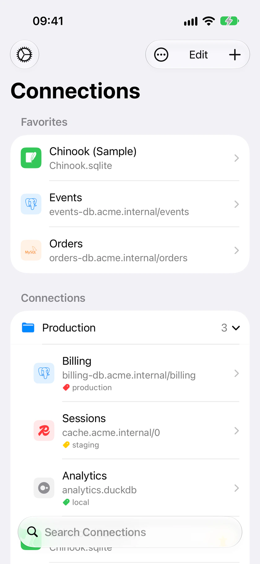 TablePro trên iPhone hiển thị danh sách connection, với cơ sở dữ liệu mẫu Chinook trong mục Favorites và nhóm Production gồm các connection có tag.